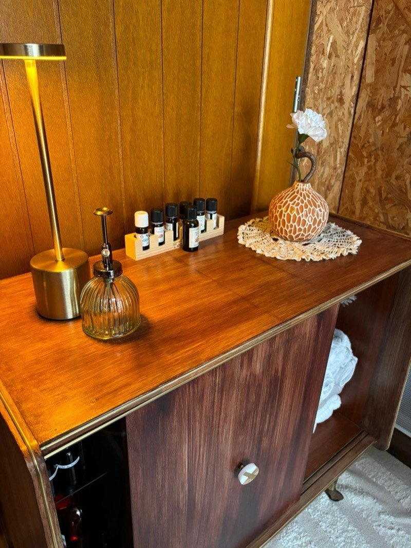 Meuble en bois, lampe et flacons au cabinet de réflexologie